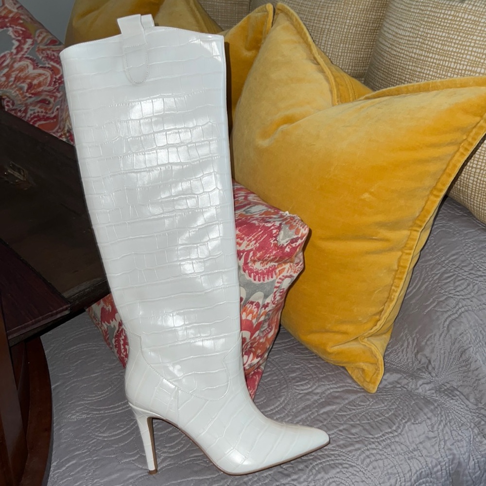 7 1/2 knee-length boots. Never been worn as you can see by the clear tag.